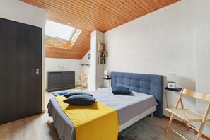1 slaapkamer, een strijkplank/strijkijzer, wifi