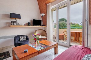 TV, stereo - Apartment 'Le Cormoran' with South-Facing Balcony, Steps from the Harbor (Pornic)