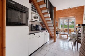 Fridge, microwave, oven, stovetop - Apartment 'Le Cormoran' with South-Facing Balcony, Steps from the Harbor (Pornic)