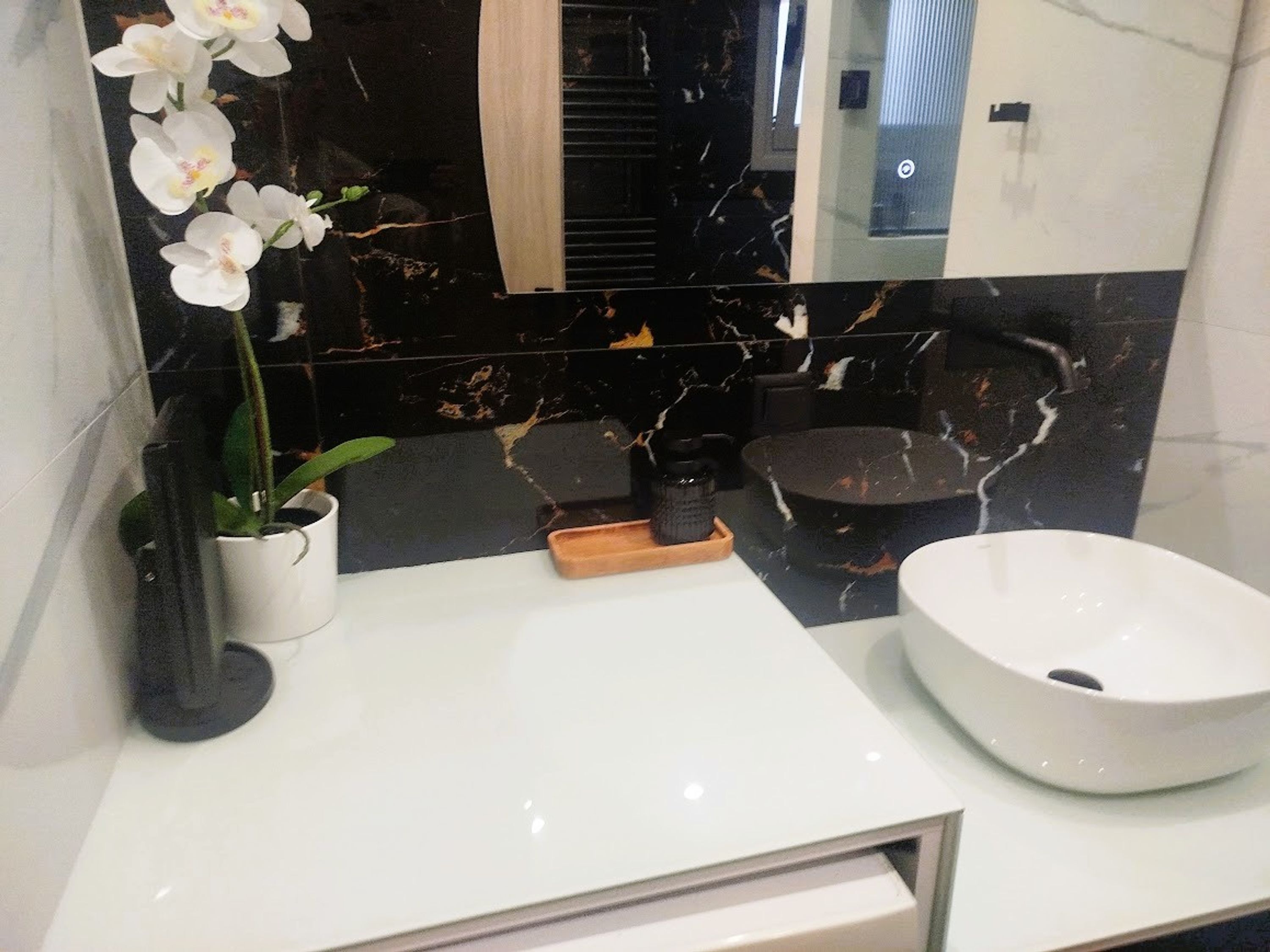 Secador de pelo y toallas