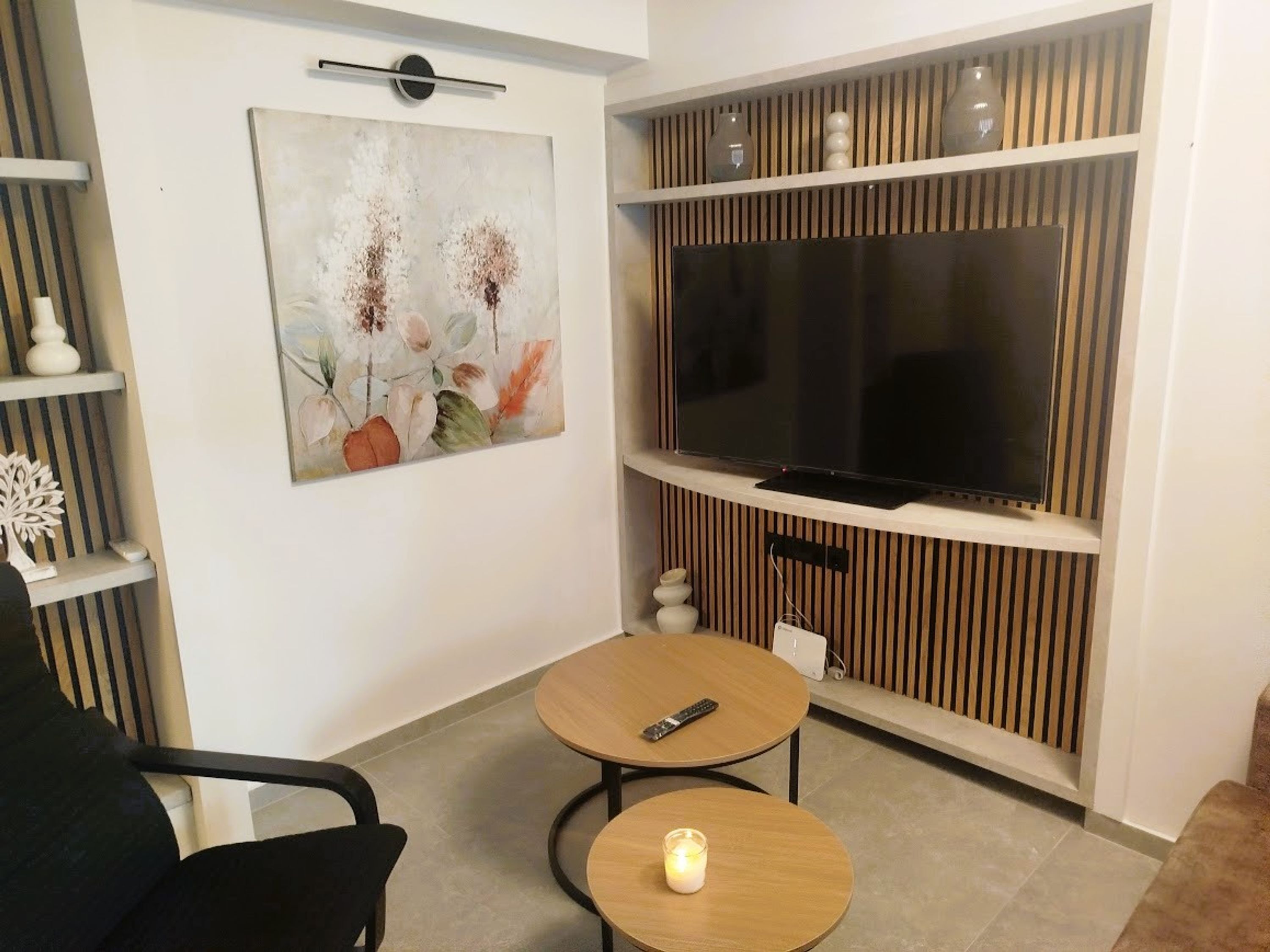 Una televisión, una oficina