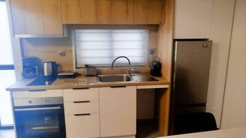 Frigorífic, forn, placa de cuina i cafetera i tetera