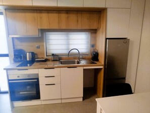 Réfrigérateur, four, plaque de cuisson, cafetière/bouilloire