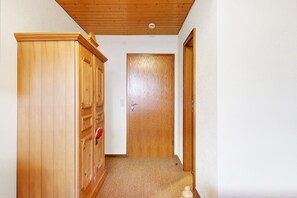 Interior - Room 'Doppelzimmer Standard 24' with Mountain View and Wi-Fi (Wieden)