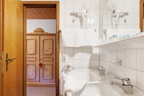 Dusch, hårtork och handdukar