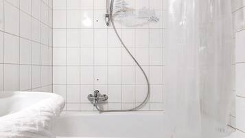 Een douche, een haardroger, handdoeken