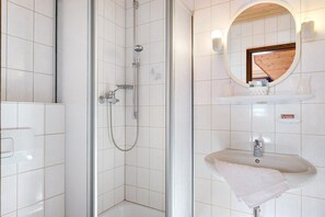 Dusch, hårtork och handdukar