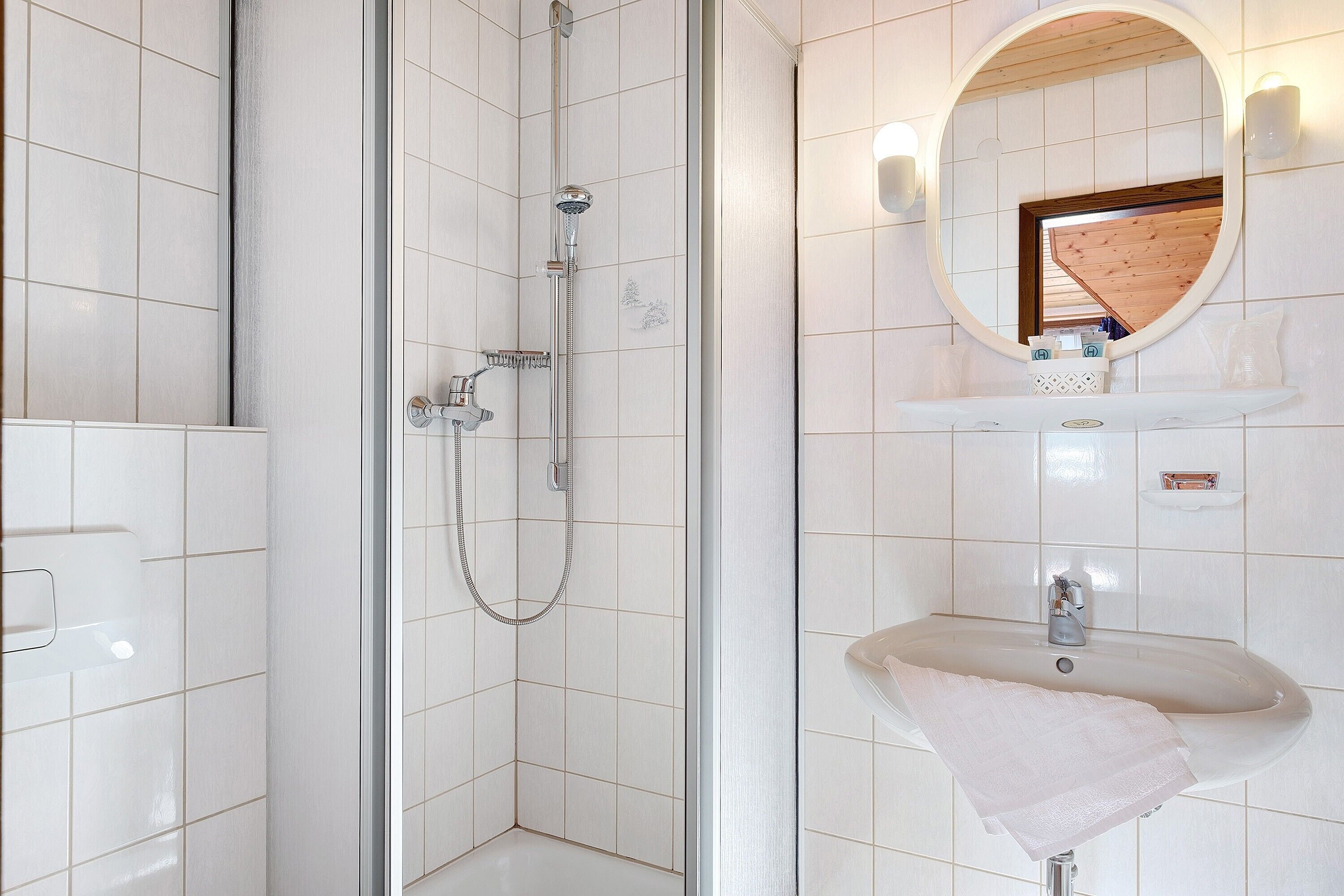 Een douche, een haardroger, handdoeken