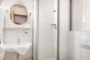 Shower, hair dryer, towels - Room 'Einzelzimmer Standard 25' with Mountain View and Wi-Fi (Wieden)