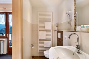 Dusch, hårtork och handdukar