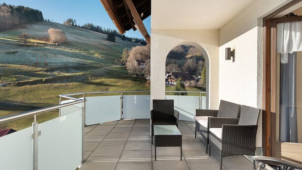 A balcony with outdoor furniture and a view of a hilly landscape. - Apartment 'Doppelzimmer Superieur 13' with Mountain View, Balcony and Wi-Fi (Wieden)