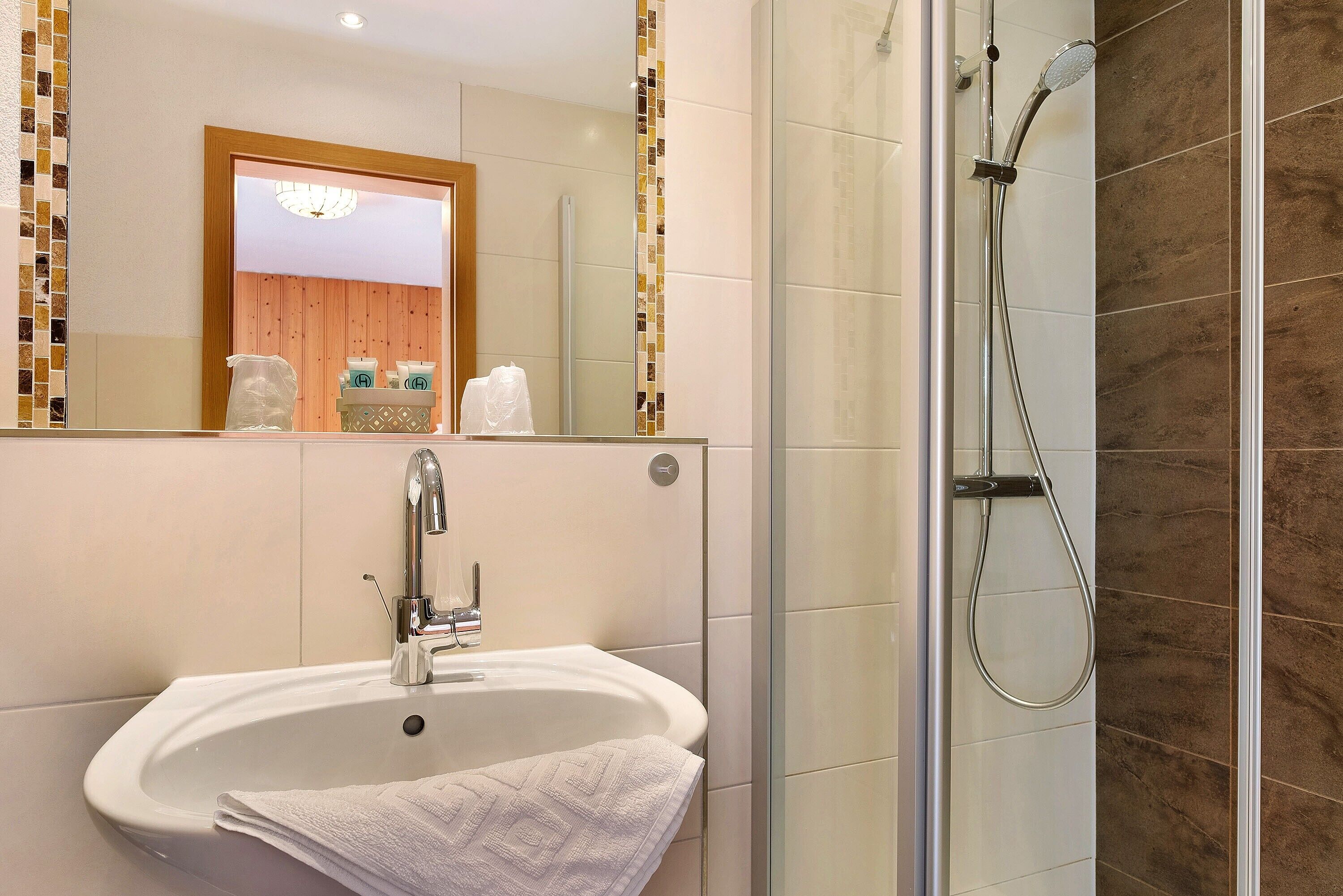 Een douche, een haardroger, handdoeken