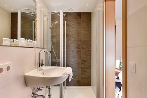 Shower, hair dryer, towels - Apartment 'Doppelzimmer Superieur 13' with Mountain View, Balcony and Wi-Fi (Wieden)