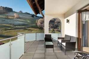 Terrace/patio - Apartment 'Doppelzimmer Superieur 13' with Mountain View, Balcony and Wi-Fi (Wieden)