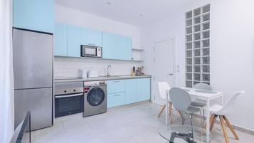 Fridge, cookware/dishes/utensils