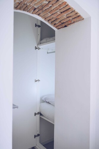 Stylish One-Bedroom Apartment in Prime Central Location