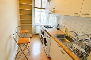 Fridge, microwave, oven, toaster - Stockwell Central Apartment C (London)