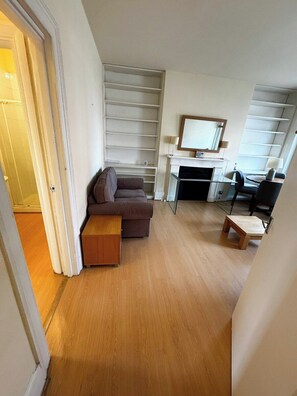 Living area - Stockwell Central Apartment C (London)
