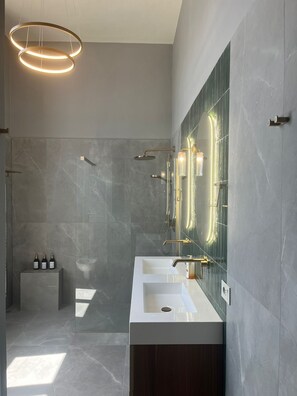 Dusche, Haartrockner, Bidet, Handtücher