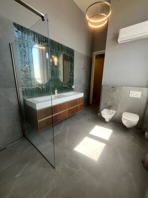 Douche, sèche-cheveux, bidet, serviettes fournies