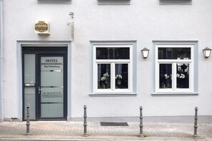 Classic Single Room, Courtyard View | Property entrance - Hotel Johannisberg (Bad Homburg v.d. Hoehe)