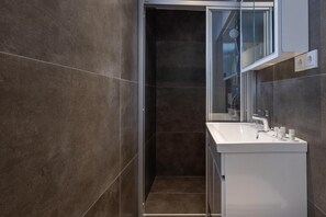Suite, Courtyard View | Bathroom | Shower, hair dryer, towels, soap - Hotel Johannisberg (Bad Homburg v.d. Hoehe)