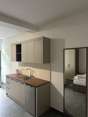 Habitación familiar, vista al patio | Cocina compartida | Parrilla de estufa 