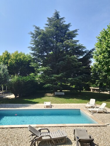 Grande villa avec 4 chambres avec wc salle de bain avec piscine et parc ombragé