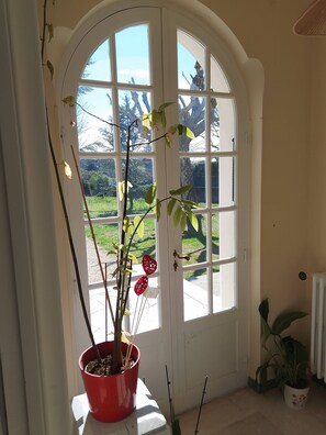 Interior - Large villa with 4 bedrooms and bathroom with swimming pool and shady park. (Chamaret)