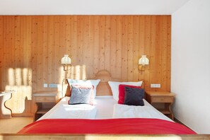 WiFi, bed sheets - Apartment 'Familienzimmer Deluxe 11' with Mountain View, Private Terrace and Wi-Fi (Wieden)