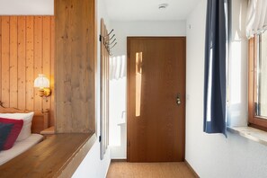 Interior - Apartment 'Familienzimmer Deluxe 11' with Mountain View, Private Terrace and Wi-Fi (Wieden)