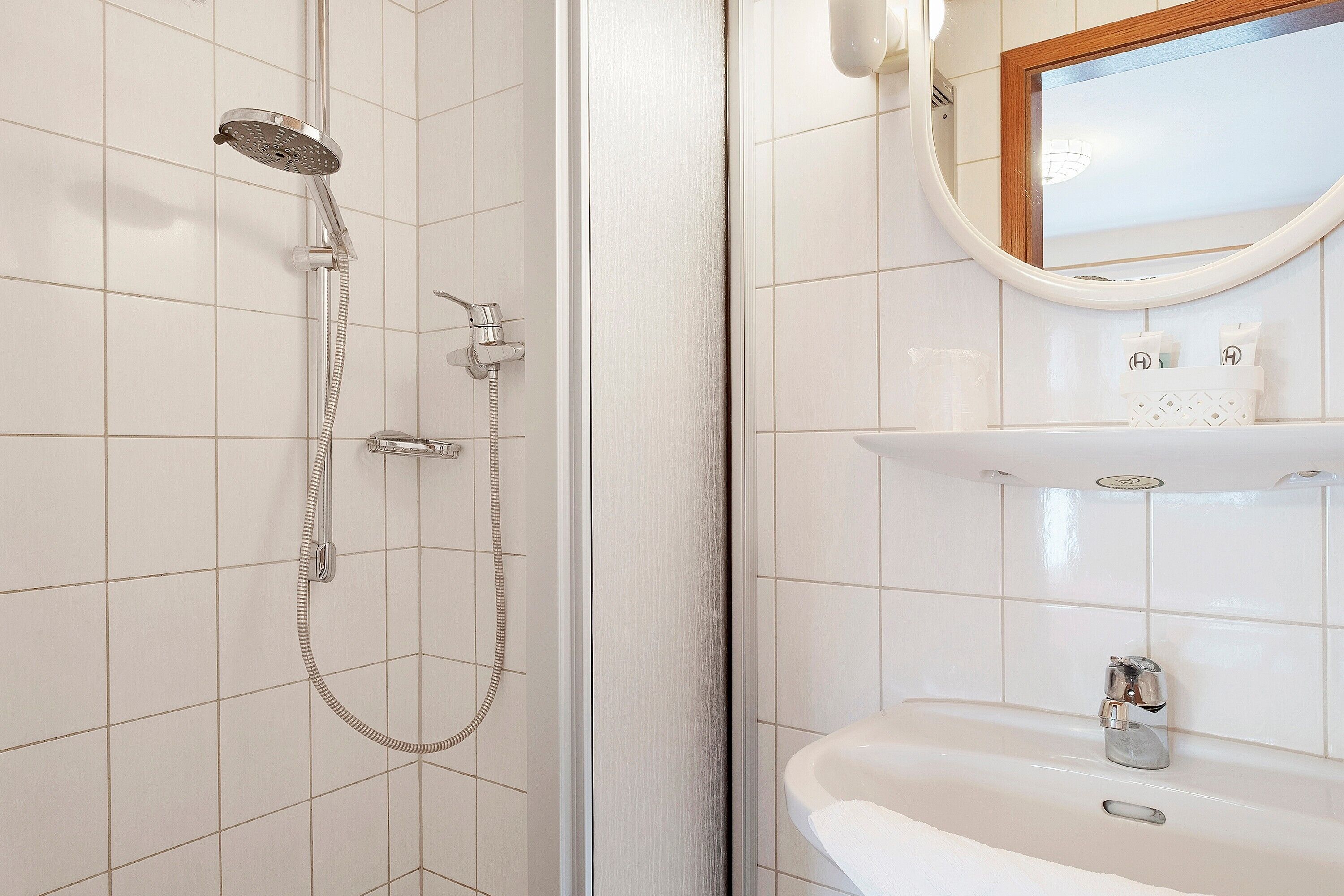 Een douche, een haardroger, handdoeken