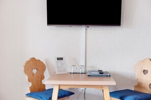 Interior - Room 'Doppelzimmer Superieur 12' with Mountain View, Balcony and Wi-Fi (Wieden)