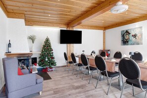 Dining - Room 'Doppelzimmer Superieur 12' with Mountain View, Balcony and Wi-Fi (Wieden)