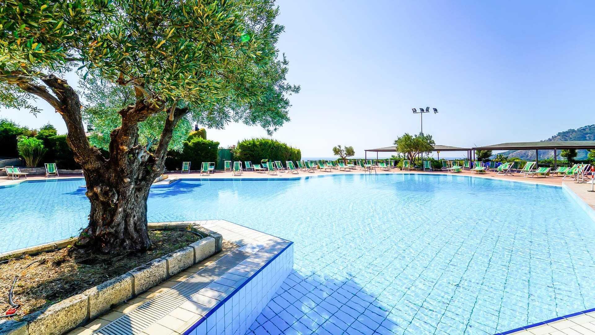 Una piscina al aire libre de temporada