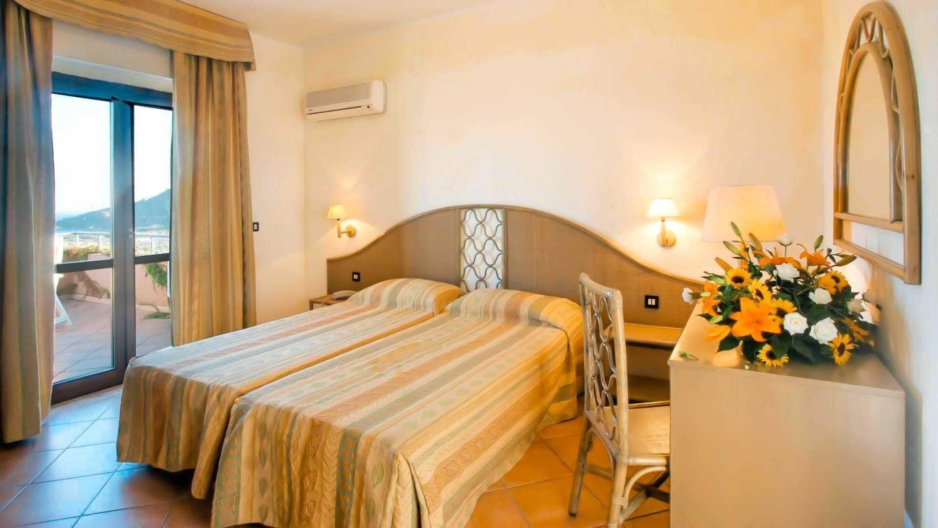 Basic Double Room | Meja, ruang kerja komputer riba 