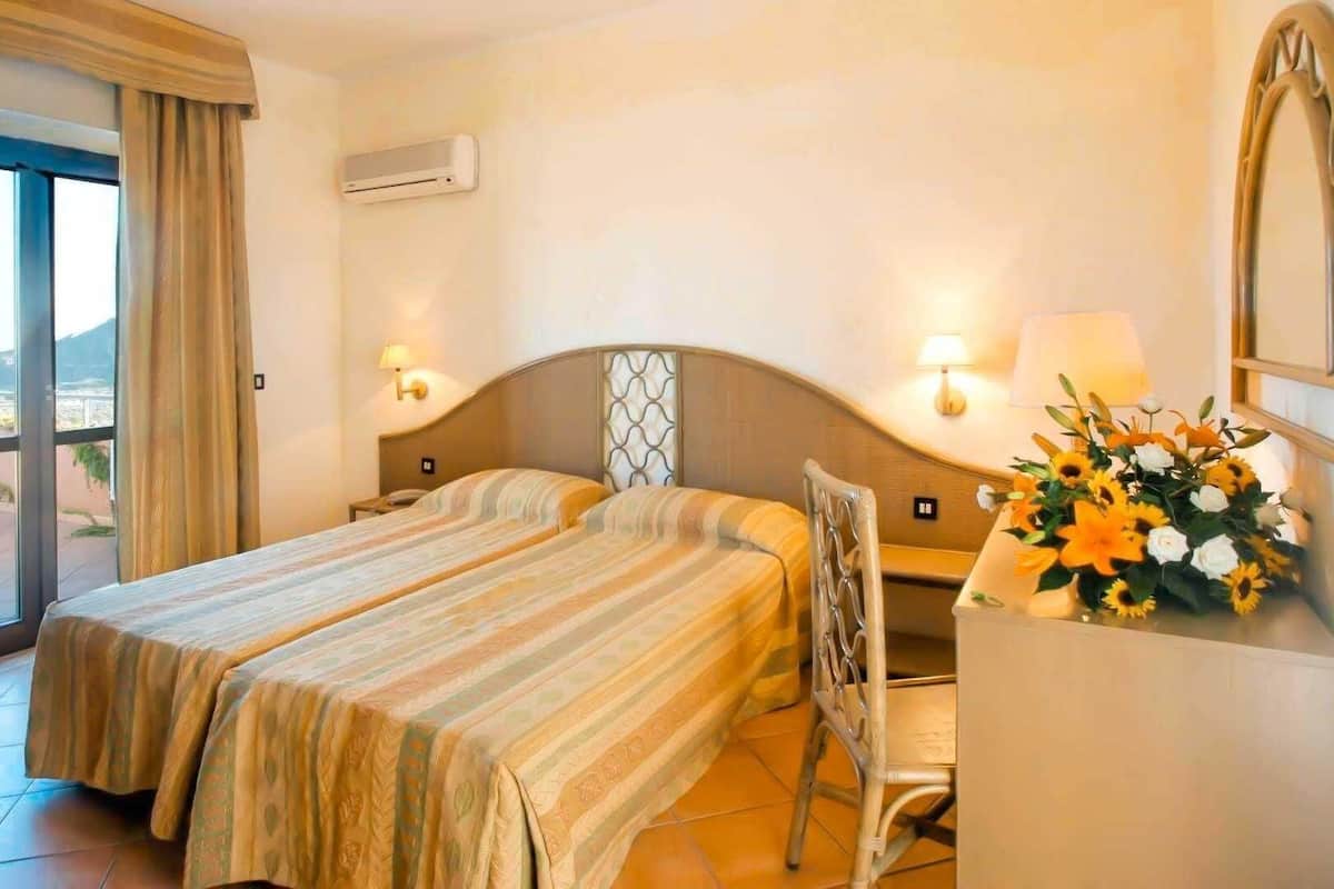 Basic Double Room | Desk, laptop workspace