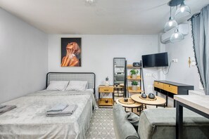 Tabla de planchar con plancha, internet y ropa de cama 