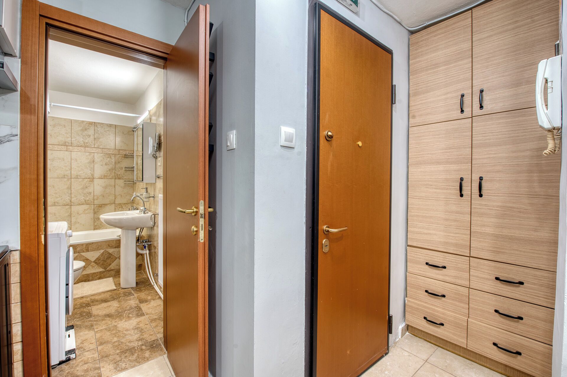 Haartrockner, Handtücher, Seife, Toilettenpapier