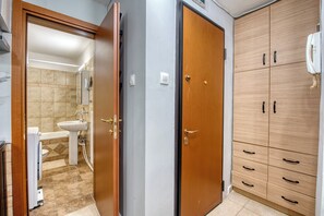 Secadora de cabello, toallas, jabón, papel de baño 
