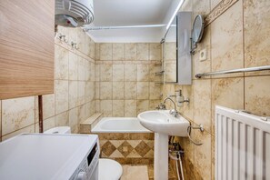 Haartrockner, Handtücher, Seife, Toilettenpapier