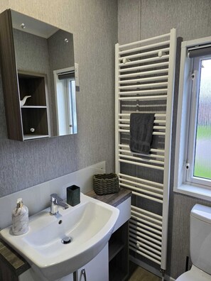 Dusj, hårføner, håndklær og såpe