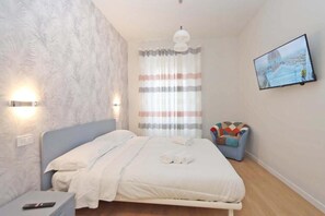 Iron/ironing board, WiFi, bed sheets - Sweet Awakening Suite (Florence)