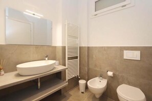 Hair dryer, towels, toilet paper - Sweet Awakening Suite (Florence)