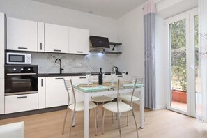 Fridge, microwave, oven, stovetop - Sweet Awakening Suite (Florence)