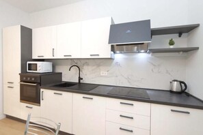 Fridge, microwave, oven, stovetop - Sweet Awakening Suite (Florence)