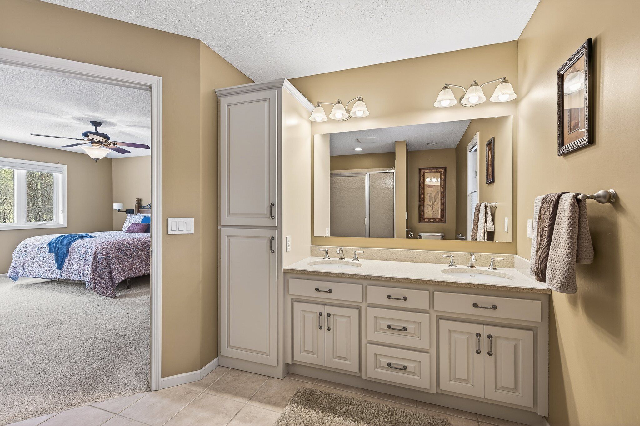 4 chambres, bureau, fer et planche à repasser, lit parapluie