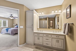 4 bedrooms, desk, iron/ironing board, travel cot