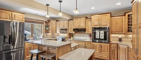 Réfrigérateur, four à micro-ondes, un four, surface de cuisson