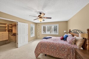 4 bedrooms, desk, iron/ironing board, travel crib - Where City meets Country (Elk River)